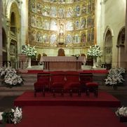 Floristería Diflosal iglesia con flores en el piso